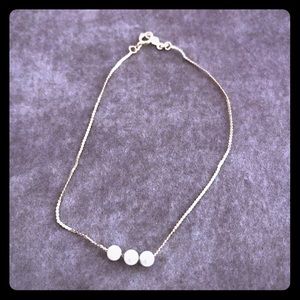 Gold bracelet with pearls